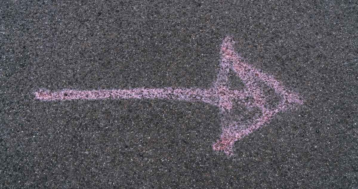 Pfeil als Symbol für die End of History Illusion und Persönlichkeitsentwicklung